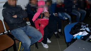 Vaslui: 15 afgani şi sirieni, între care şase copii, prinşi după ce au traversat Prutul cu o barcă