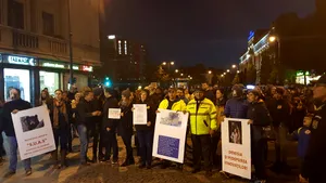Sibiu: Aproximativ 100 de oameni au protestat faţă de uciderea ursului. ”Plantăm, urşii apărăm” - FOTO