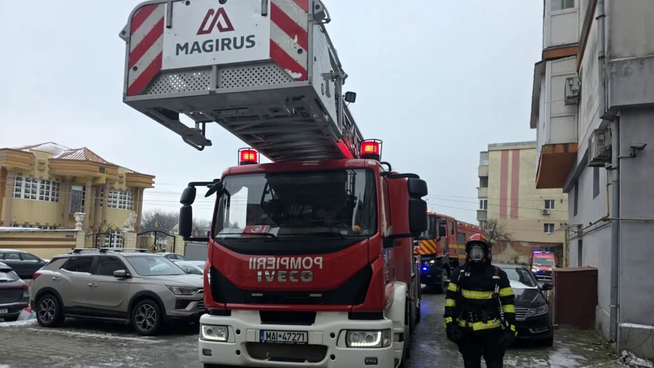 Incendiu într-un bloc din Giurgiu. Zeci de persoane au fost evacuate, pompierii au salvat un câine