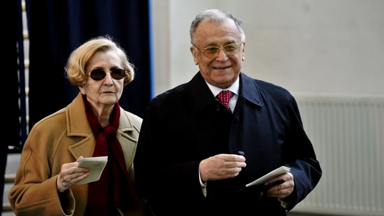 După 66 de ani de căsătorie, Ion Iliescu îşi distruge albumele de familie. Care este motivul acestei decizii