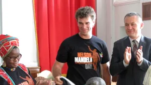 Prima statuie a lui Nelson Mandela din România, dezvelită la Oradea