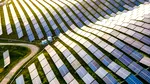 China bate noi recorduri prin creșterea energiei solare și eoliene