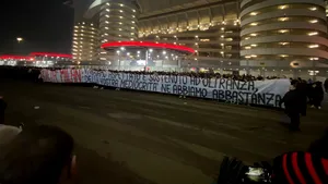 Suporterii lui AC Milan protestează şi îi cer patronului să vândă echipa