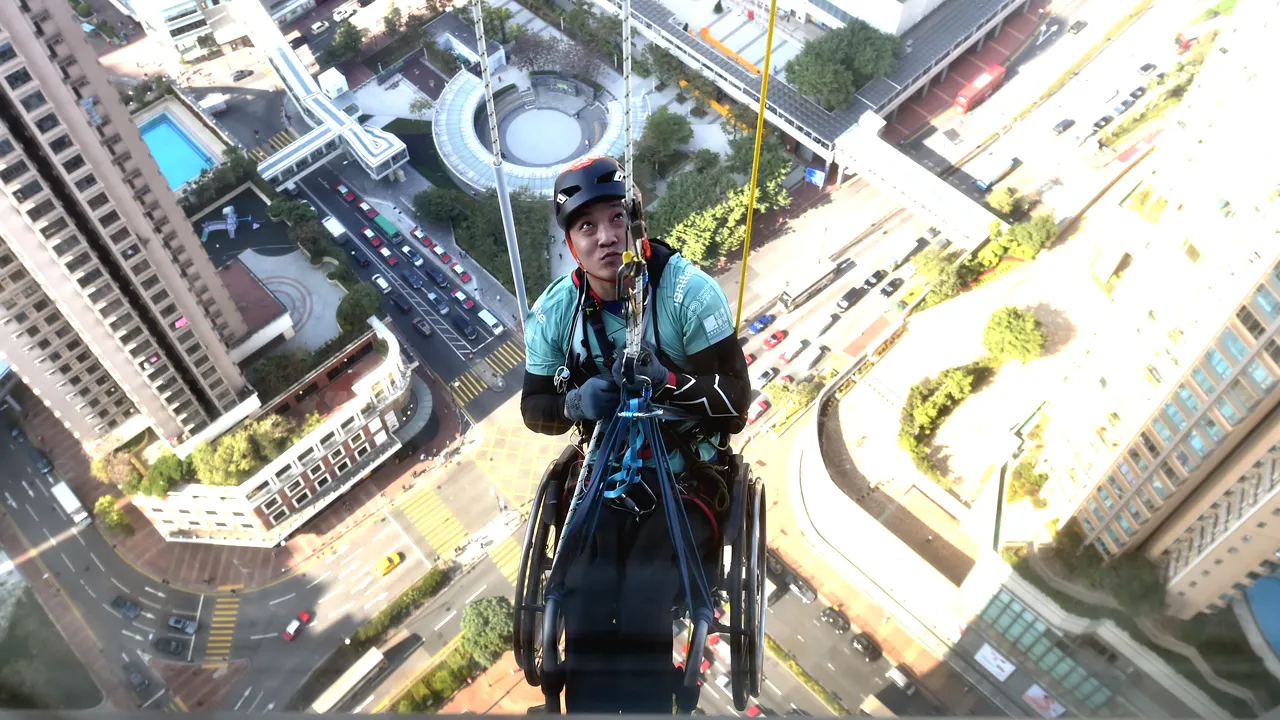 VIDEO Pe zgârie-nori în scaun cu rotile. Un bărbat din Hong Kong, paralizat de 10 ani, a reuşit o performanţă unică