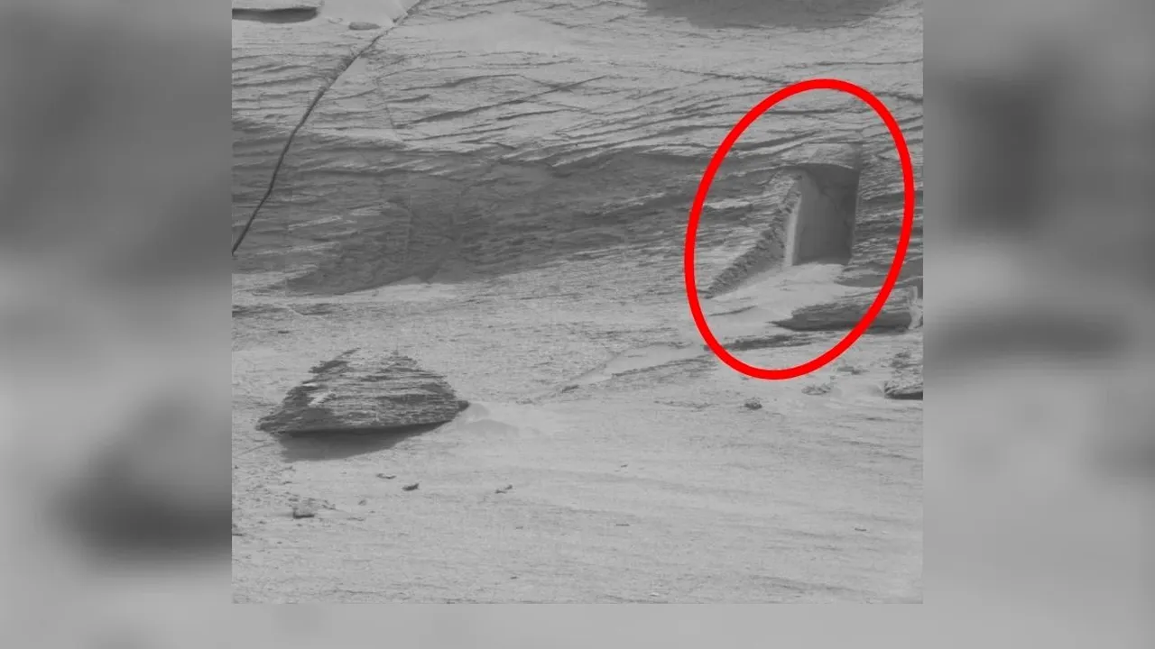 A fotografiat Curiosity o poartă sculptată pe Marte? Imaginea îi bulversează pe conspiraţionişti 