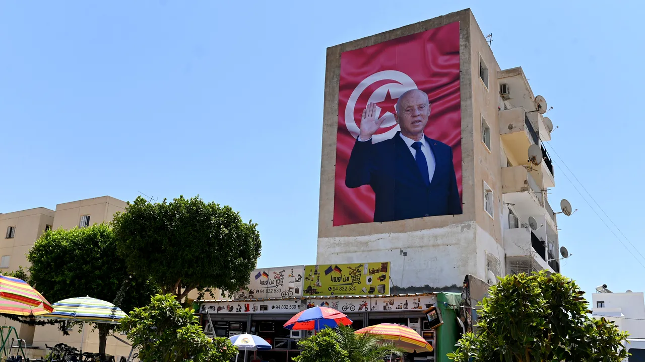 Intră în vigoare noua Constituţie a Tunisiei. Preşedintele Saied capătă puteri lărgite