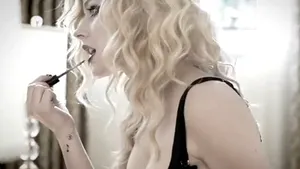 Avril Lavigne, SCHIMBARE DE LOOK interesantă. Cântăreaţa a renunţat la imaginea de adolescentă rebelă - VIDEO