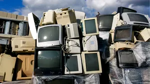 Poluăm cât pentru eternitate! Doar în 2021, oamenii au generat deşeuri electrice şi electronice cât greutatea Marelui Zid Chinezesc