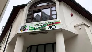 Gest inedit pentru copii nevoiaşi. Actorii Teatrului „Toma Caragiu” din Ploieşti strâng mănuşi şi ghete pentru cei mici - FOTO, VIDEO