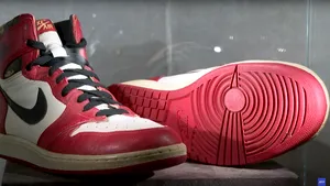 Cu cât s-au vândut adidaşii purtaţi de Michael Jordan într-un meci disputat în 1985. Recordul anterior era deţinut tot de legendarul baschetbalist
