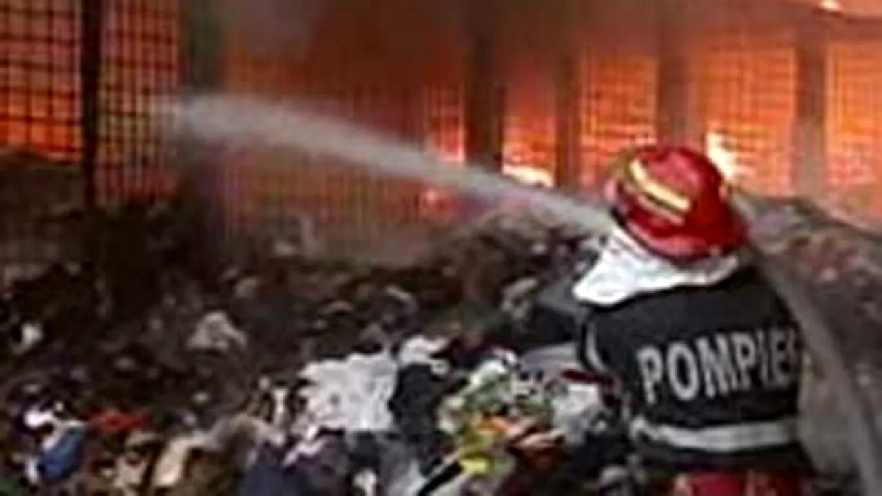 Giurgiu: Incendiu puternic la un depozit de haine second hand