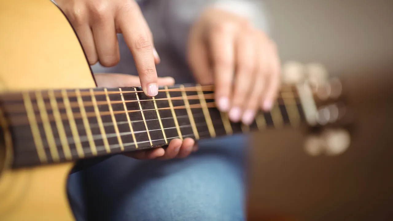 Lecţiile de chitară sunt pentru orice vârstă. Florin, tată a doi copii, îţi spune cât timp durează până înveţi