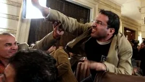 Jurnalistul care şi-a aruncat pantofii spre Bush depune plângere împotriva agenţilor de securitate