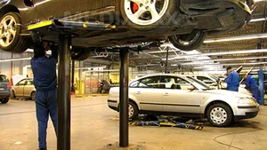 Cum îşi repară românii maşinile şi care sunt cele mai frecvente probleme auto