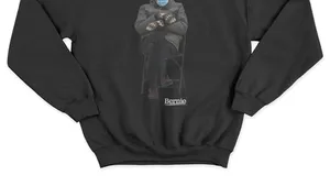 Bernie Sanders foloseşte meme-ul cu el în scopuri caritabile. Ce obiect vestimentar a creat