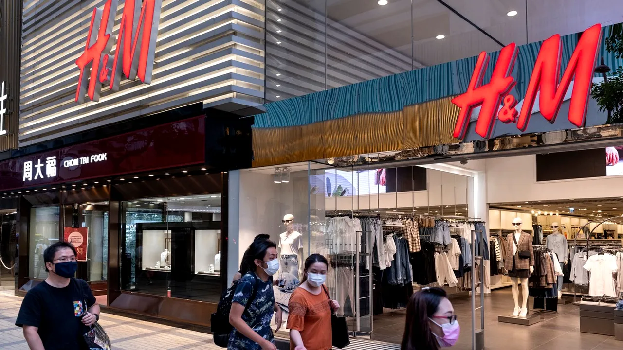 Acţiunile H&M au crescut cu 16% după ce compania a înregistrat un profit neaşteptat de mare în primul trimestru al acestui an. „Este încă destul de greu, dar vedem evoluţii pozitive”