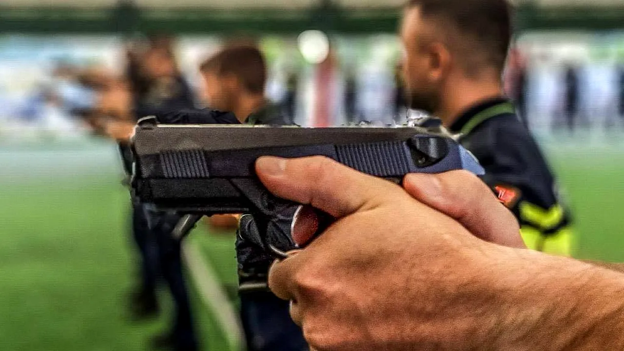 Poliţiştii caută arme vândute ilegal românilor. Marfa venea din străinătate