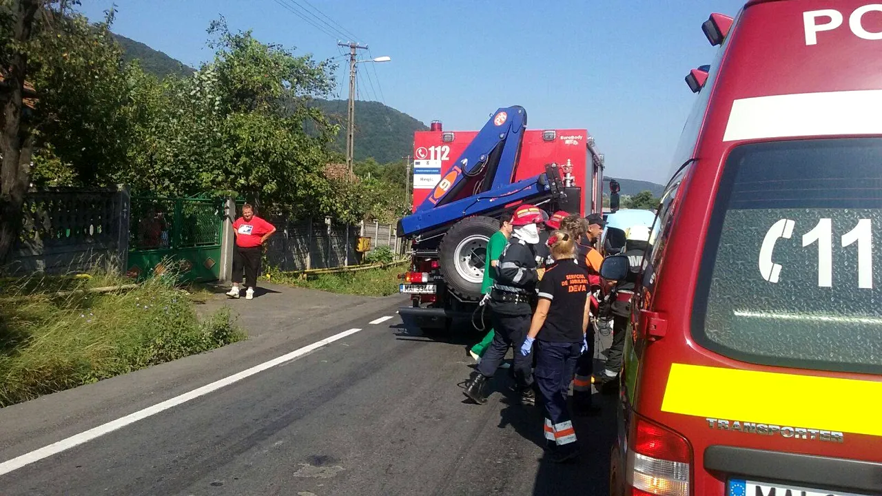 20 de răniţi într-un accident rutier produs în Hunedoara. Printre victime, numeroşi fotbalişti. Poliţiştii verifică de ce sportivii erau transportaţi cu un microbuz şcolar. FOTO
