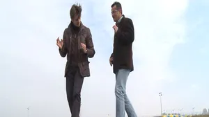 Mihai Petre va şofa cu un pahar plin cu apă pe capotă