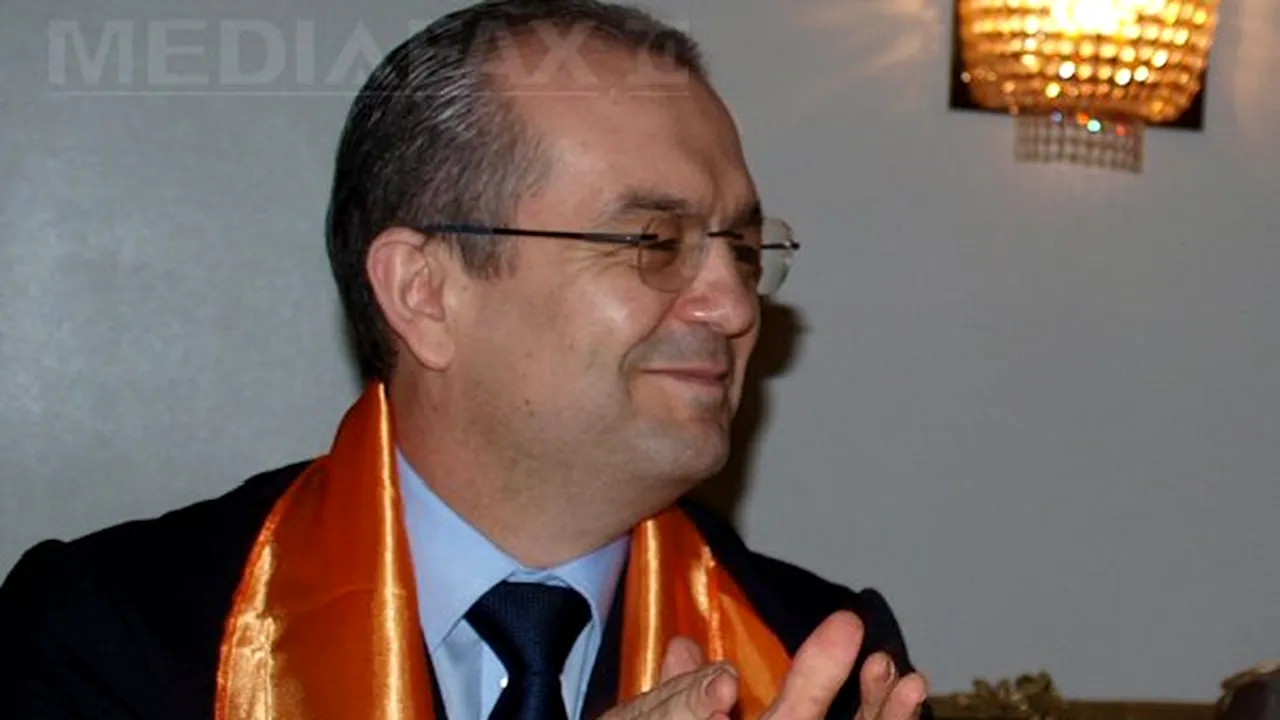 Emil Boc, aplaudat în picioare de participanţii la CNC al PDL