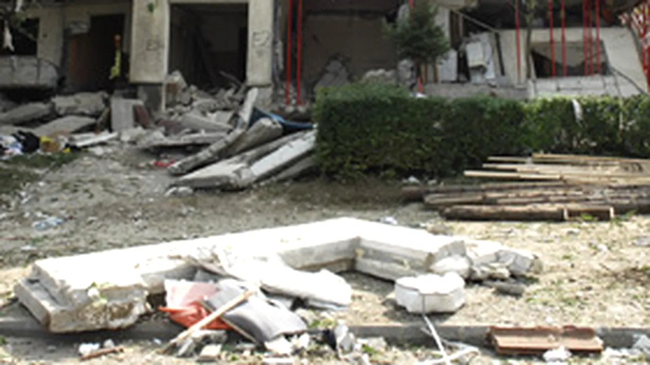 Blocul din Zalău afectat de explozie, demolat luni