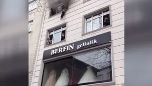 VIDEO Imagini şocante cu copii salvaţi din flăcări în Istanbul