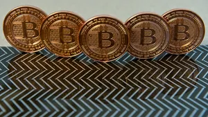 Bitcoin în scădere. Criptomoneda a pierdut 8,5% în urma minutei Fed prin care majorările de dobânzi ar avea loc mai devreme