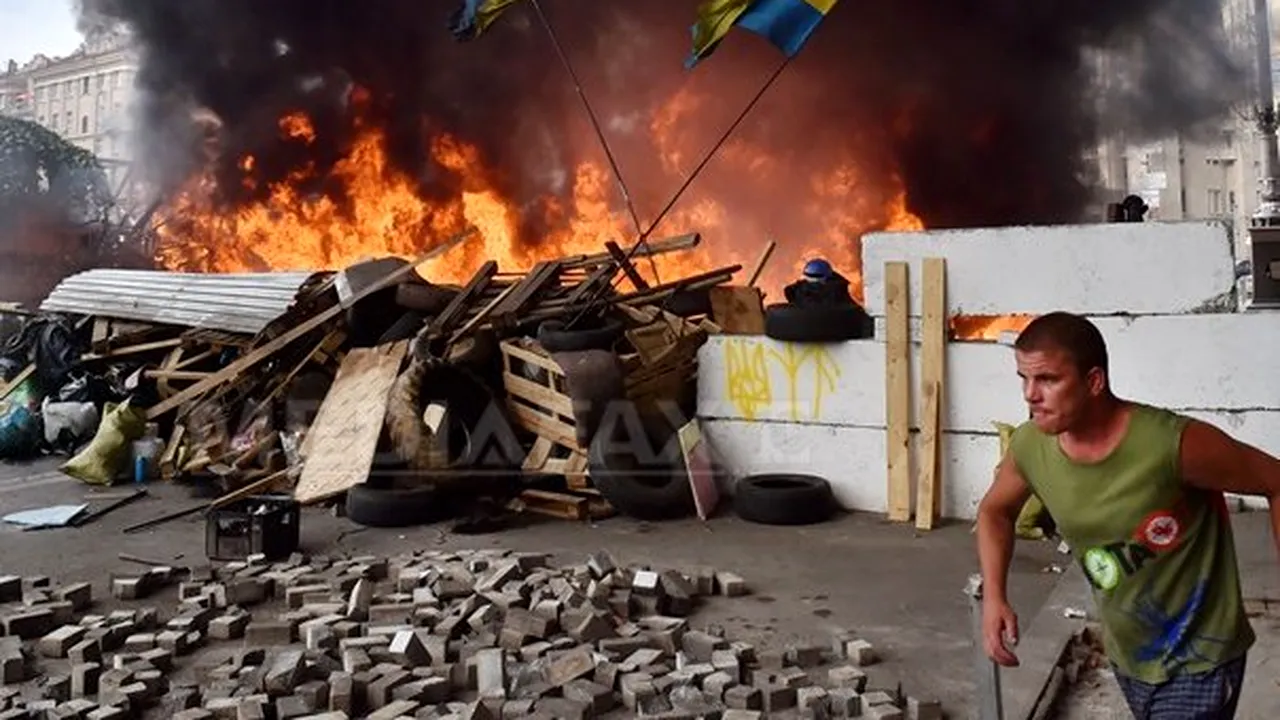 VIOLENŢE la Kiev: Autorităţile demontează baricadele şi corturile rămase în Piaţa Independenţei - FOTO