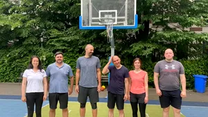 FOTO Şcolile din Sectorul 2, redeschise pentru comunitate. Primarul a jucat baschet cu prietenii