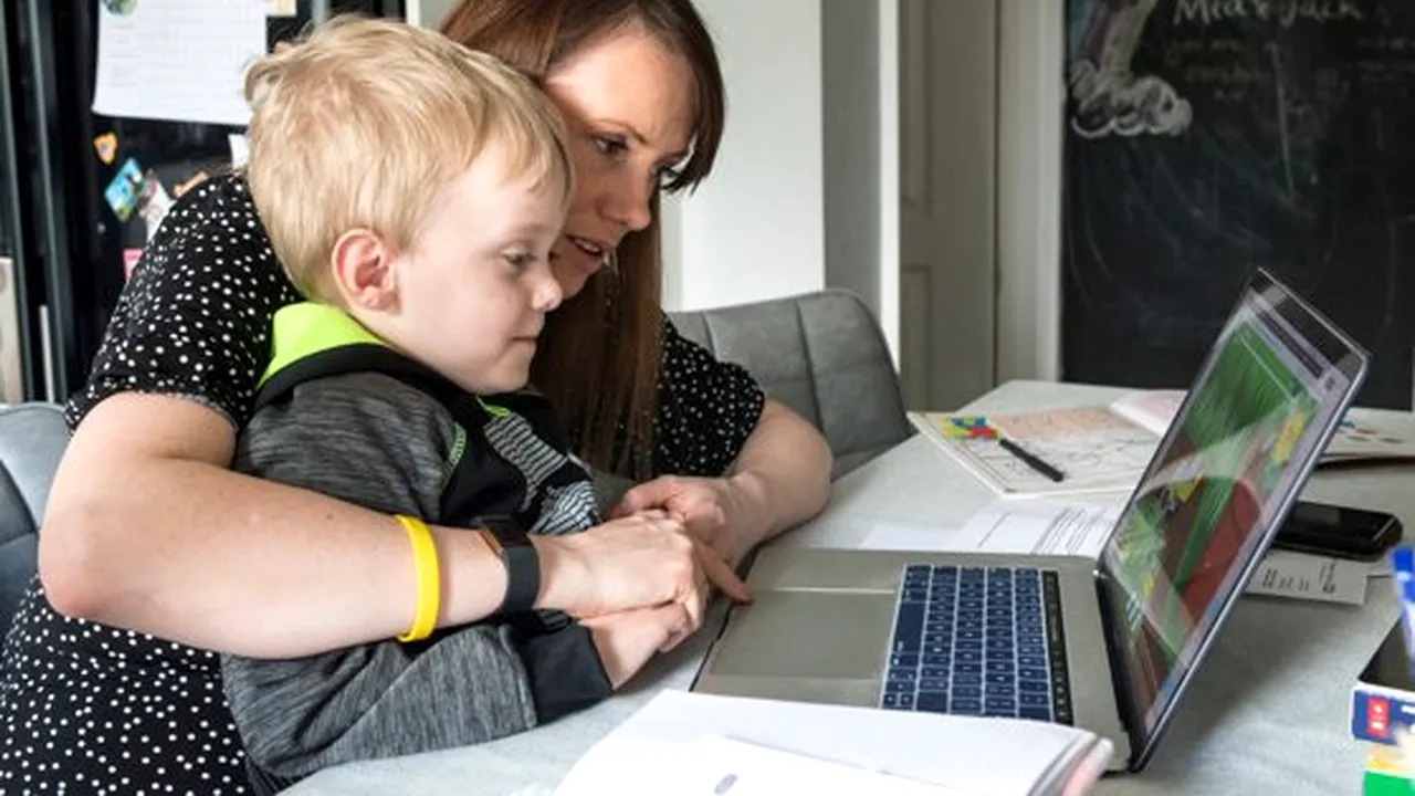 Efectele activităţilor online asupra copiilor. Cum le afectează relaţia cu părinţii STUDIU World Vision