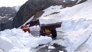 Lucrările de deszăpezire pe Transfăgărăşan sunt pe final