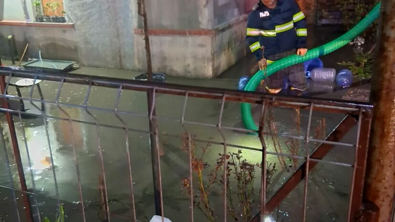 Ploi torențiale în Giurgiu. Câteva curți au fost inundate