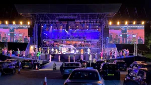 FOTO & VIDEO Cu orchestra în parcare: Primul spectacol de operă drive-in