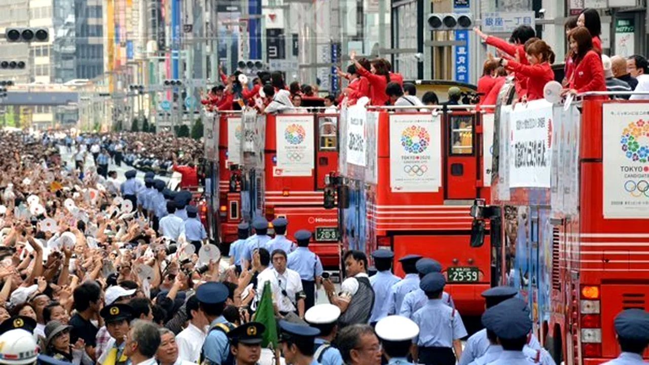 Primire TRIUMFALĂ pentru medaliaţii olimpici japonezi. Jumătate de milion de oameni i-au întâmpinat la Tokyo - GALERIE FOTO