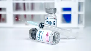 Flacoanele cu vaccin Pfizer deţin doze suplimentare care sunt aruncate. Ce sfaturi oferă FDA