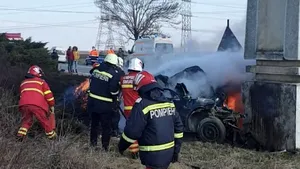 VIDEO Accident mortal la intrarea în Slatina. O maşină a lovit arcul de triumf şi a luat foc