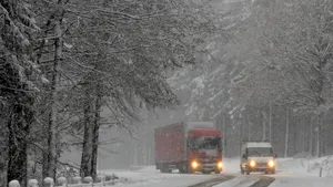 Se circulă în condiţii de iarnă pe Valea Prahovei, unde ninge viscolit