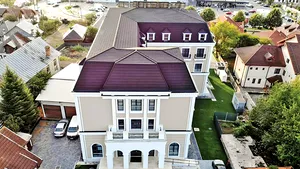 O fostă capitală a ţării va avea primul hotel construit după 50 de ani. Îşi propune să atragă turiştii în oraş:  „Am luat legătura cu câteva agenţii de turism şi am participat la un târg de turism în Salonic“