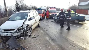 Cinci persoane rănite, după ce două maşini s-au răsturnat în judeţul Sibiu