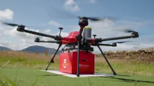 Poşta, transmisă cu drona în Scoţia: a fost inaugurat primul serviciu de livrare de colete şi scrisori pe calea aerului 

