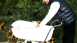 Preşedintele Băsescu a postat pe pagina de Facebook fotografii cu nepoata la plimbare în aer liber - FOTO