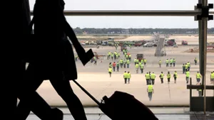 Pasagerii cursei Tarom lovite de o maşină vor pleca vineri spre România