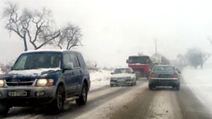 Traficul pe mai multe drumuri naţionale, îngreunat de zăpadă şi de gheaţă