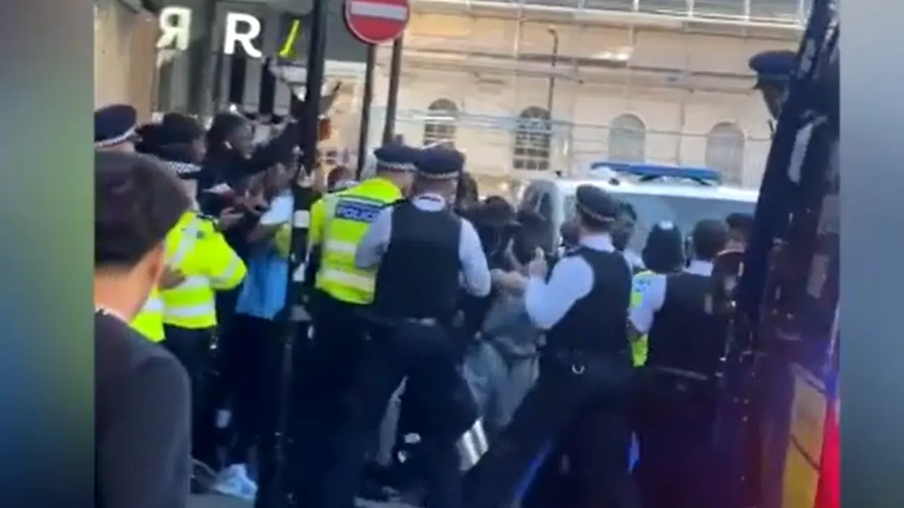 O postare pe TikTok i-a incitat pe tineri să jefuiască un magazin. Ciocniri cu poliţia pe Oxford Street

