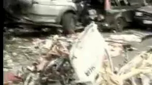 A furat un avion şi s-a prăbuşit în parcarea unui centru comercial (Video)