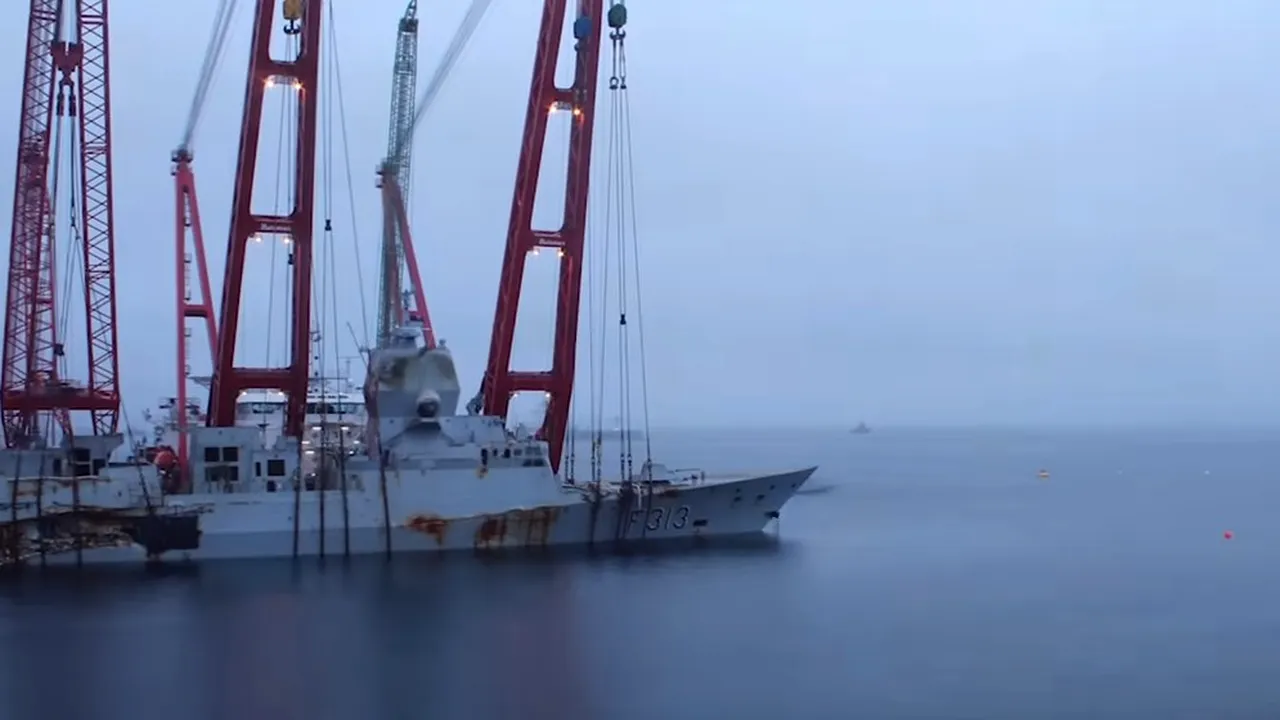 FOTO, VIDEO - Momentul în care fregata Helge Ingstad, scufundată anul trecut, este scoasă din apă. Nava de 370 de milioane de euro ar putea avea un sfârşit trist