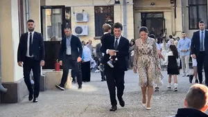 Nicușor Dan și-a dus copilul la școală, în prima zi. Se va întâlni cu profesorii la Cotroceni / De ce n-a participat la festivitatea de început de an