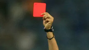 Caz halucinant în fotbalul românesc: Un arbitru a fost lovit şi apoi strâns de gât de un jucător