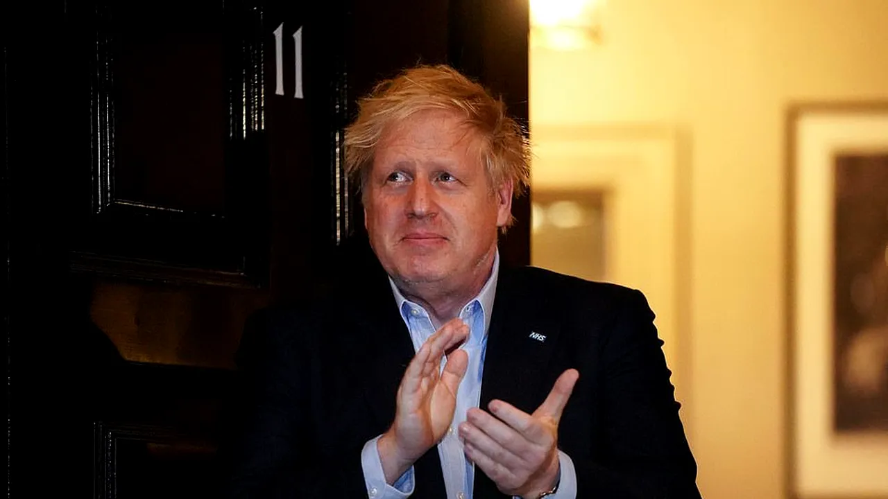 VIDEO. Boris Johnson a aplaudat în faţa intrării din Downing Street personalul din prima linie în lupta cu COVID-19