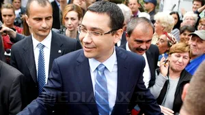 Ponta a făcut o baie de mulţime în Dâmboviţa, unde participă la slujba de la Mănăstirea Nucet